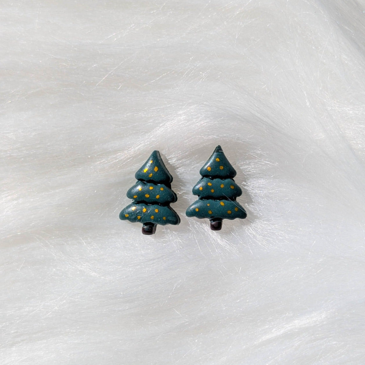 Green Christmas tree stud earrings decorated with tiny gold lights